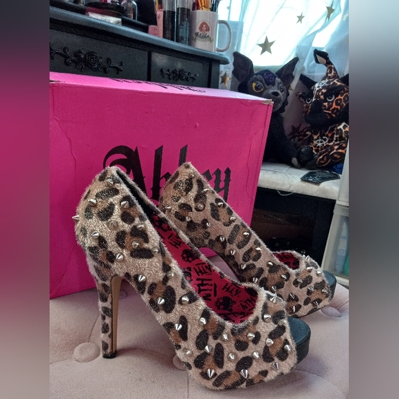 Fuzzy studded leopard print punk rock peep toe heels! - Picture 5 of 9